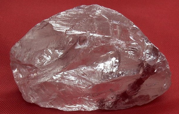 استخراج سنگ عجیبی پر از الماس در روسیه . 
